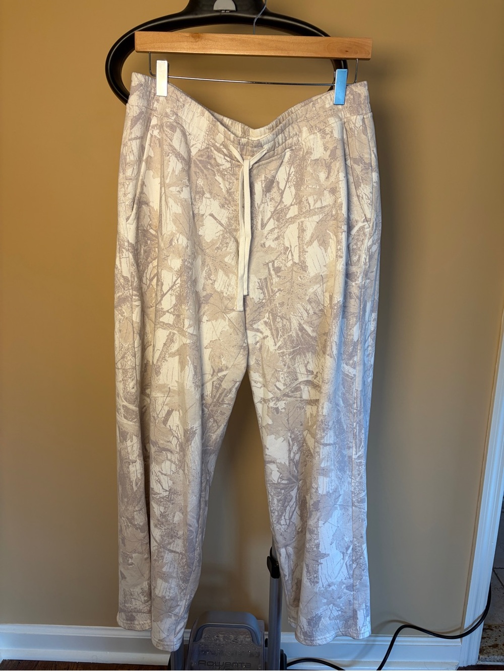 Neutral Camo Patterned Drawstring Wide Leg Sweatpants - Picture 2 of 4